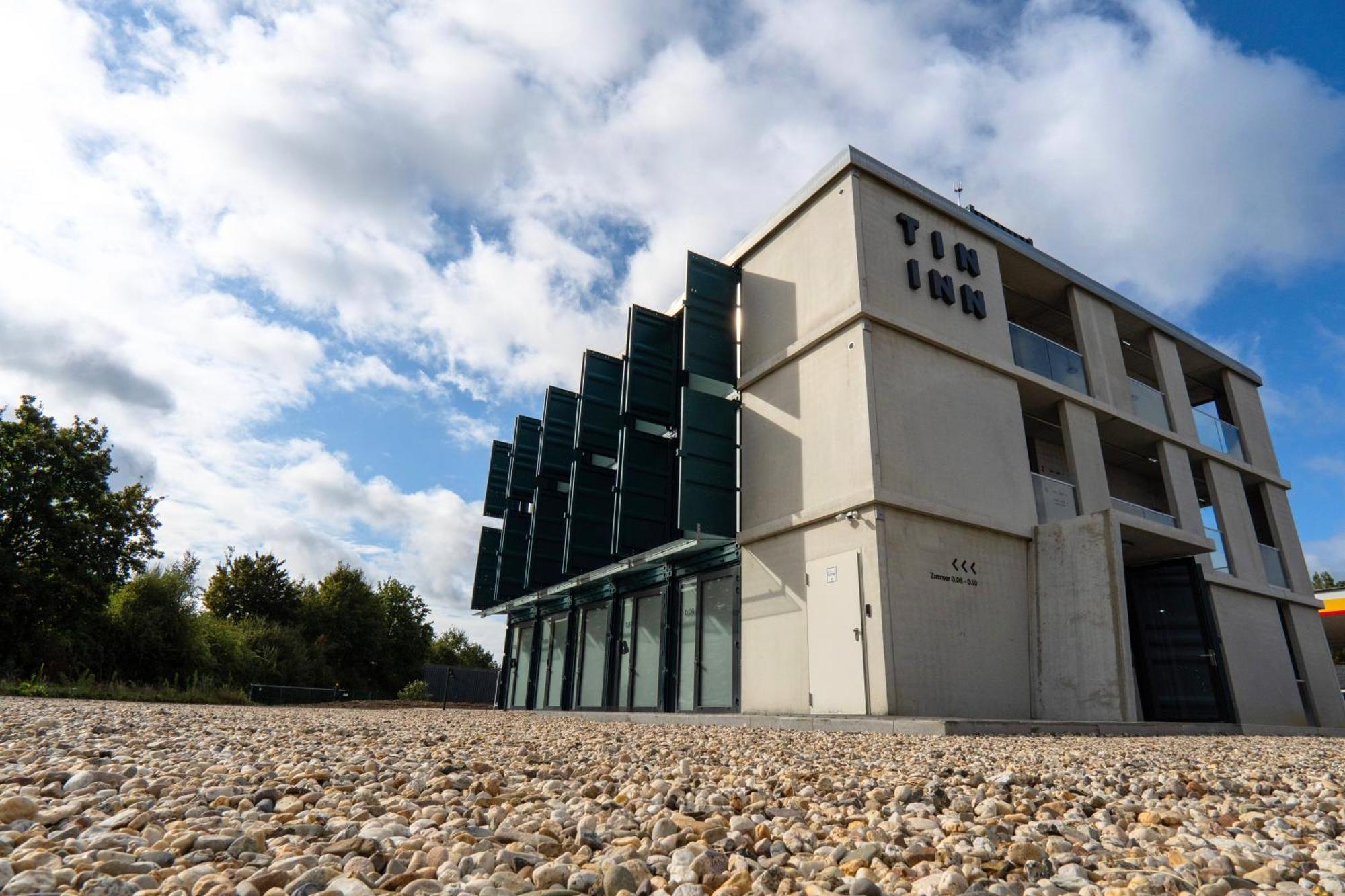 Tin Inn - Heinsberg - Das Hotel Aus Hochwertig Ausgebauten Ueberseecontainern Buitenkant foto