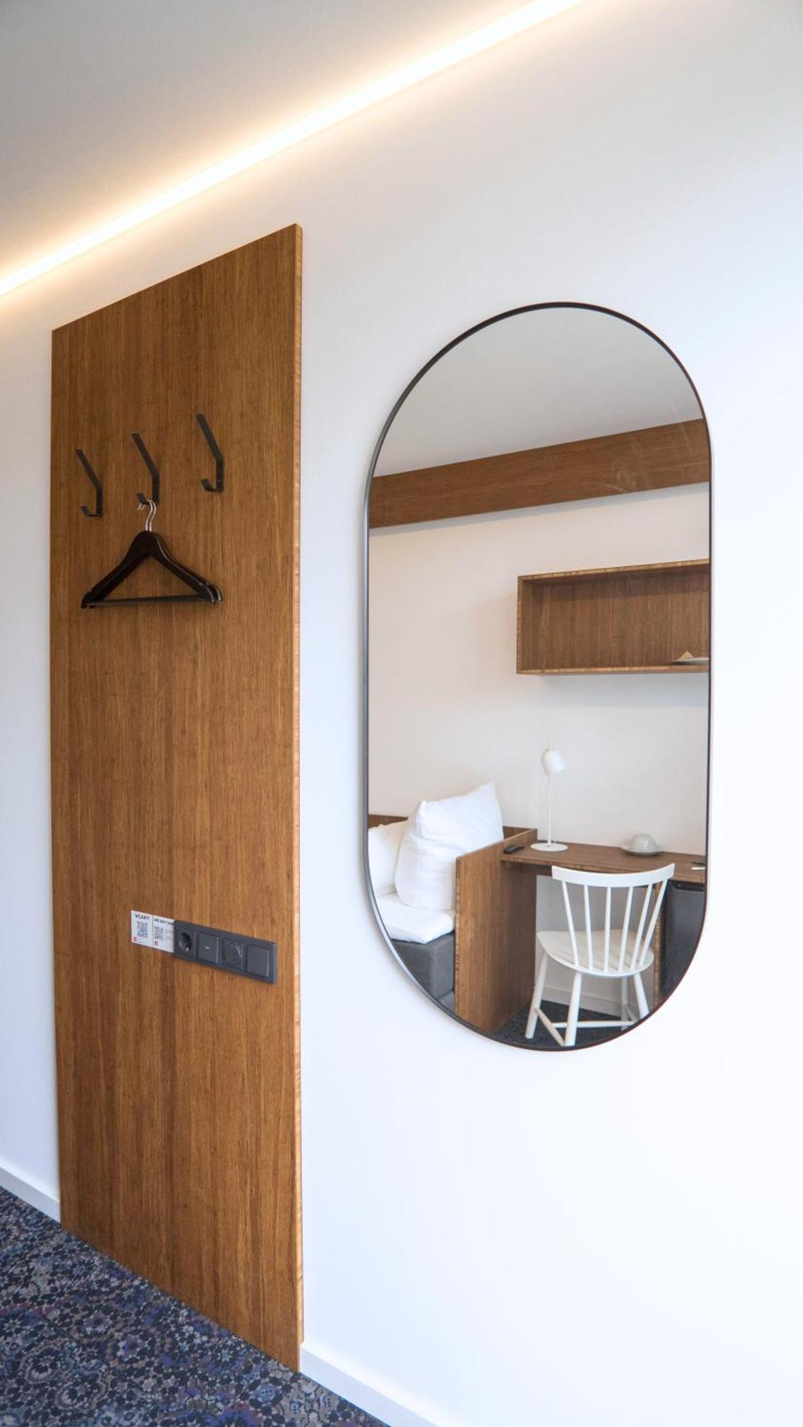 Tin Inn - Heinsberg - Das Hotel Aus Hochwertig Ausgebauten Ueberseecontainern Buitenkant foto